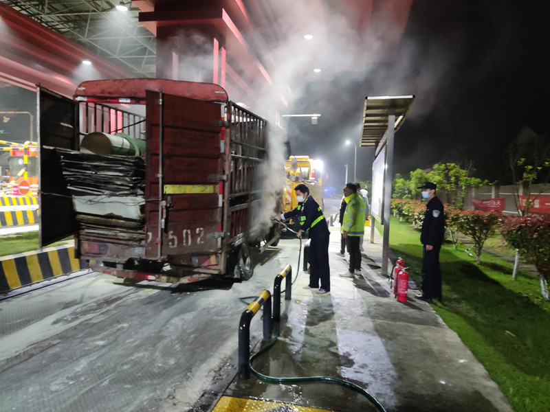 龙市收费站：货车轮胎突发起火 工作人员迅速救援化险为夷
